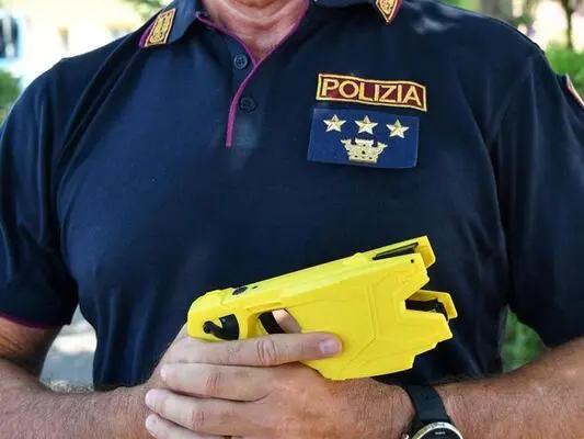 Milano Sperimenta i Taser per la Polizia Locale: Sindaco Sala "Chiarezza sulle Regole d'Impiego"