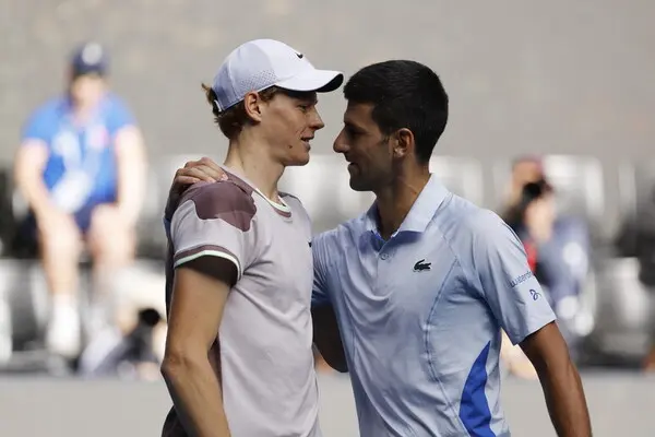 Sinner batte Djokovic in 4 set e va in finale agli Australian Open. Sarà Medvedev il suo avversario