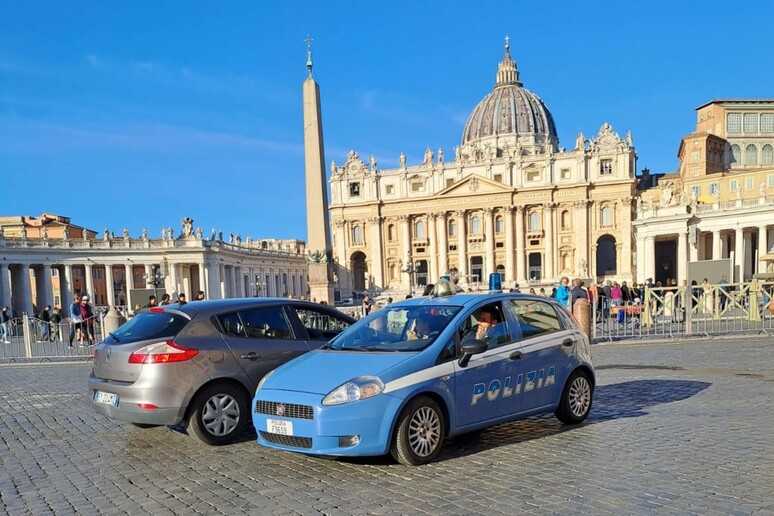 Calabrese arrestato a San Pietro: tentativo di entrare con coltello, agente ferito