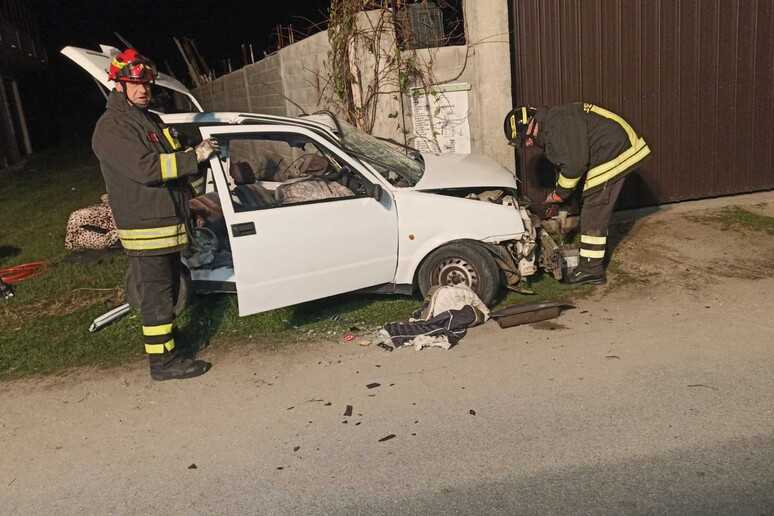 Incidente mortale in Calabria: due giovani di 23 anni deceduti dopo compleanno con auto contro pilastro