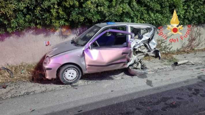 Intervento dei Vvf a Cropani: Estrazione Conducente Coinvolto in Incidente con Citroën e Fiat 600