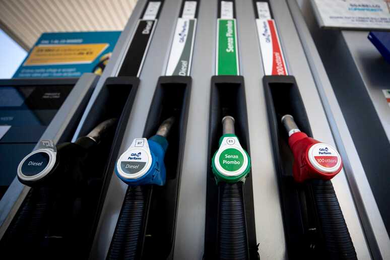 Economia: aumento dei prezzi dei carburanti in Italia
