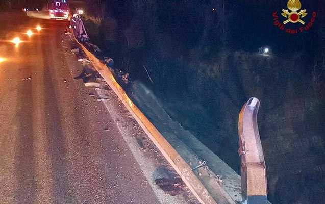 Tragico incidente mortale: camion precipita da viadotto sulla E45 nel cesenate