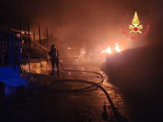VVF di Cosenza combattendo un Incendio in attività commerciale a San Benedetto Ullano