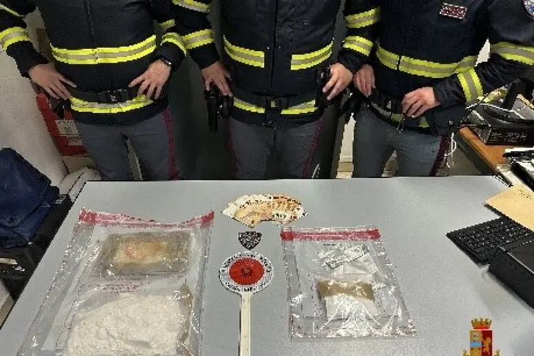 Arrestato in autostrada A2: corriere della droga bloccato con quasi due chili di Cocaina