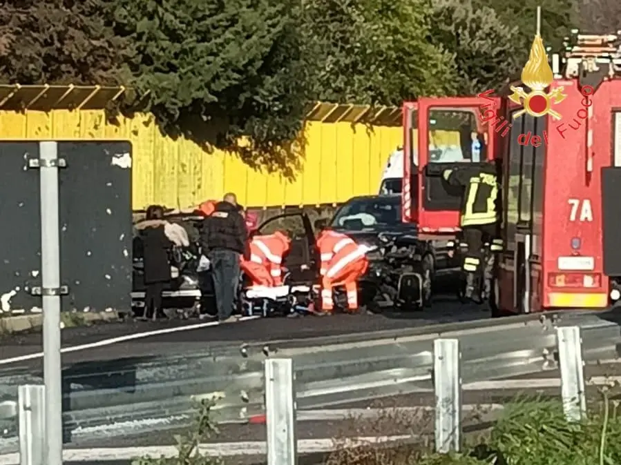 Vvf di Lamezia Terme: intervento per incidente sulla SS280 coinvolge Fiat 500 e Volkswagen Tiguan
