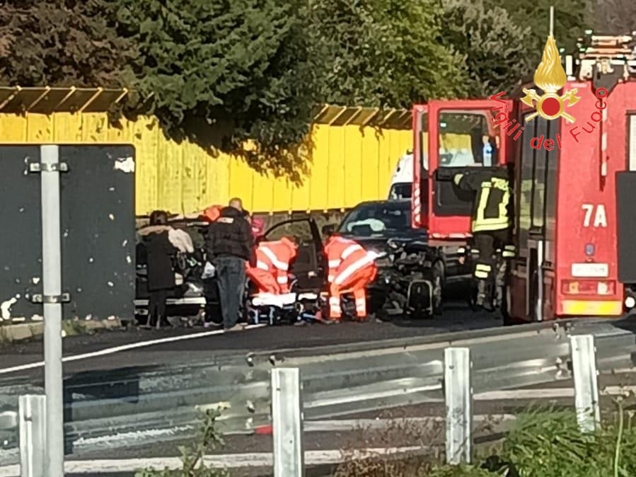 Vvf di Lamezia Terme: intervento per incidente sulla SS280 coinvolge Fiat 500 e Volkswagen Tiguan