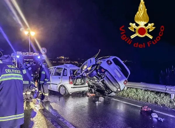 Incidente stradale sulla SS107 a Cosenza: un giovane deceduto e due feriti. Intervento dei Vvf