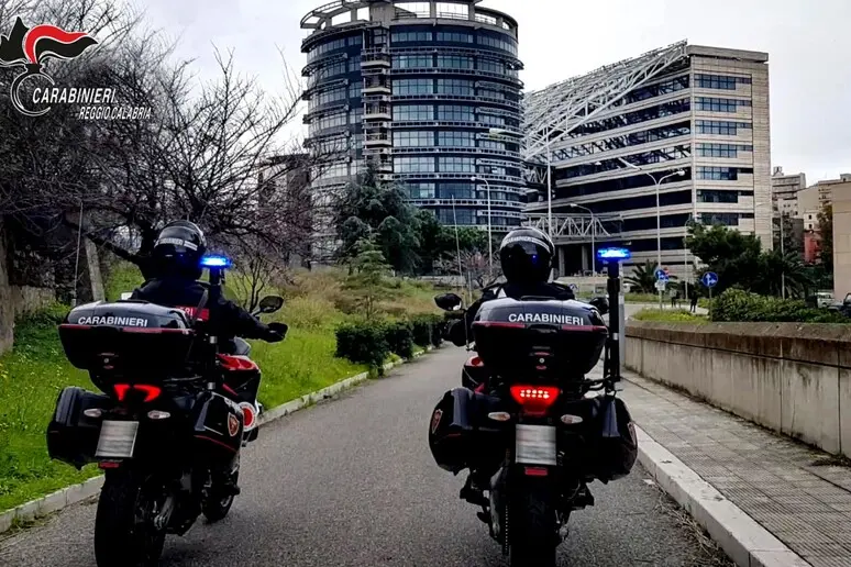 Scandalo a Reggio Calabria: arrestati 9 individui per gestione abusiva delle case popolari