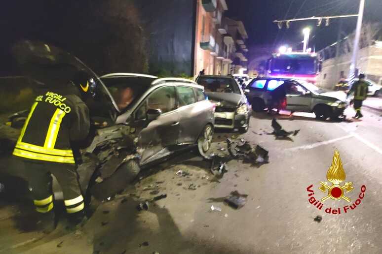 Grave incidente stradale ad Avellino: auto sbanda e travolge veicoli in sosta, intervento dei Vvf