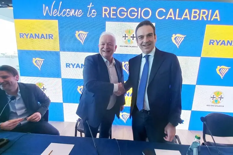 Occhiuto inaugura l'era del turismo aereo in Calabria con 12 nuovi voli Ryanair