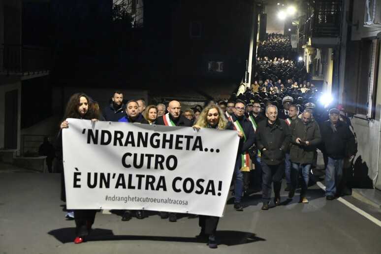 Uniti contro la 'Ndrangheta: la marcia coraggiosa di mille anime sfida l'ombra di Grande Aracri a Cutro