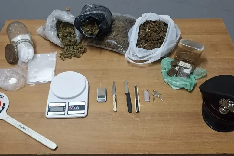 Calabri. Arrestato per possesso di droga: Sequestrati 2 chili tra hascisc, marijuana e cocaina