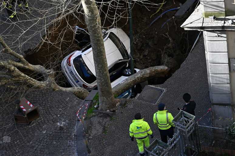 Sfiorata la tragedia a Napoli: voragine ingloba due auto nel Vomero