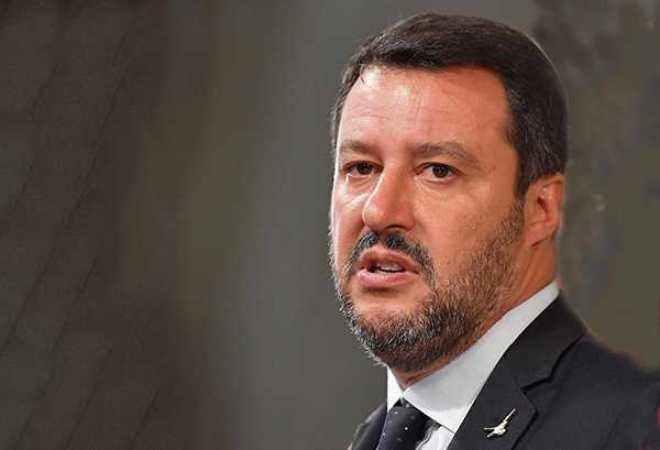 Salvini in difesa delle forze dell'ordine: "Inaccettabile che siano oggetto di contesa politica"