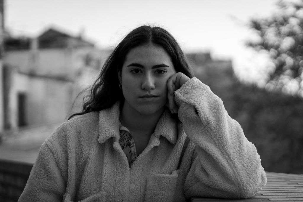 La giovane cantautrice Alemico è tornata con il suo nuovo singolo “I Tuoi Pensieri”