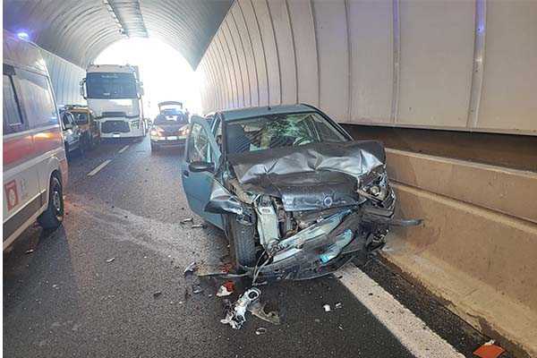 Incidente in Galleria sulla A2 a Rogliano (CS): coinvolti un autoarticolato e due vetture