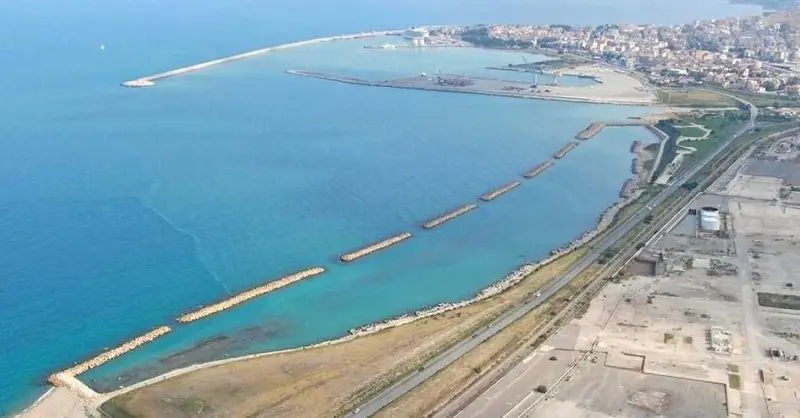 La bonifica delle aree terrestri, portuali e marittime contaminate di Crotone deve iniziare entro 5 mesi