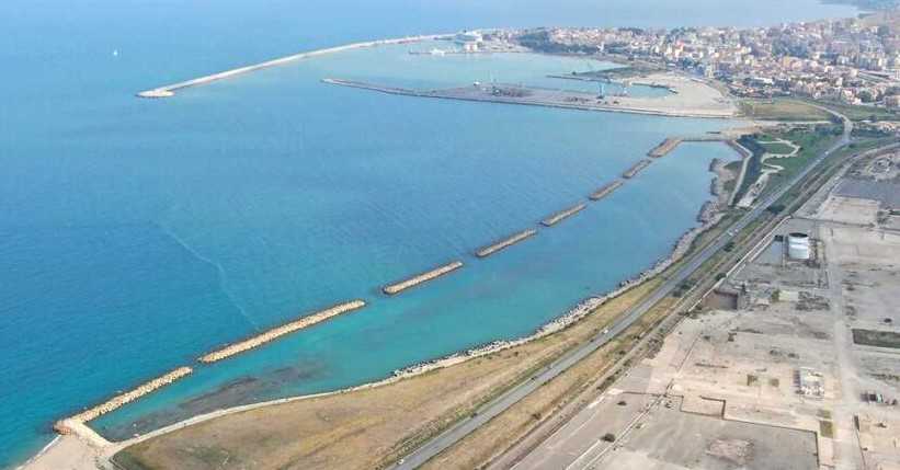 La bonifica delle aree terrestri, portuali e marittime contaminate di Crotone deve iniziare entro 5 mesi