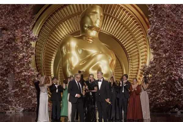 "Oppenheimer" dominatore degli Oscar 2024: una notte di trionfi e delusioni