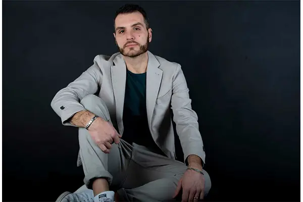In occasione della Giornata Mondiale dei Disturbi Alimentari, Giordano Amici torna con “Fiocco Viola”
