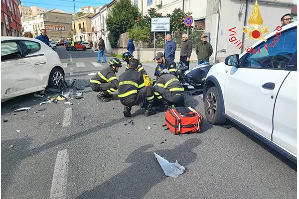 Catanzaro: incidente coinvolge veicoli e moto intervento dei Vvf