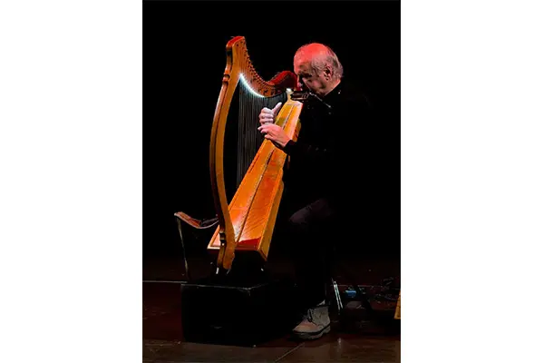 Il musicista Stefano Corsi incanta il Teatro comunale di Mendicino