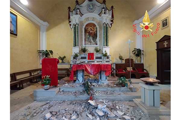 Incidente alla Chiesa del Soccorso di Lamezia Terme: caduta di intonaco sull'Altare intervento dei Vvf - Video