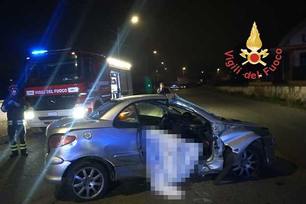 Incidente mortale a Catanzaro: auto contro lampione, muore conducente. Intervento dei Vvf