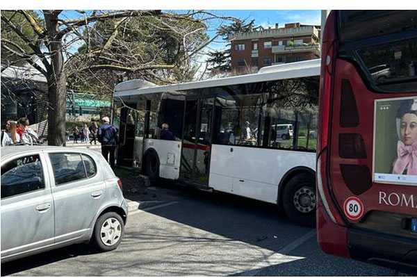 Incidente a Monte Mario, scontro tra bus: cronaca di un mattino di caos a Roma