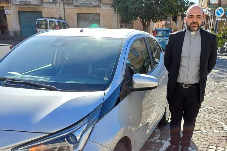 Solidarietà a Varapodio: la comunità regala una nuova auto al parroco Don Giovanni dopo l'incendio