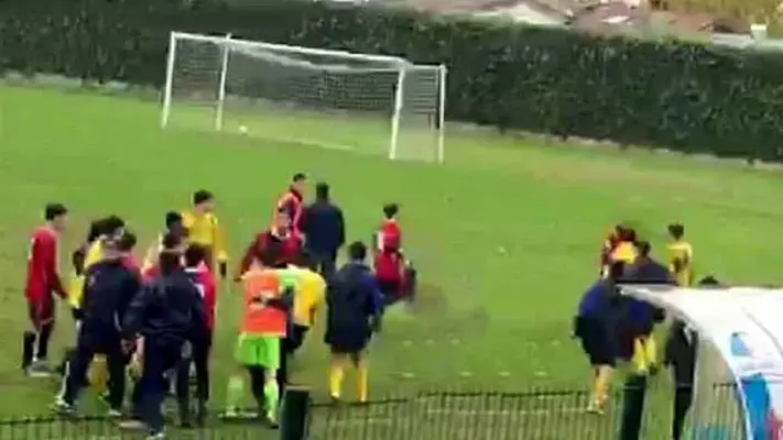 Eroe in Campo: Medico del Foggia salva Calciatore del Catanzaro durante una partita di Primavera 3