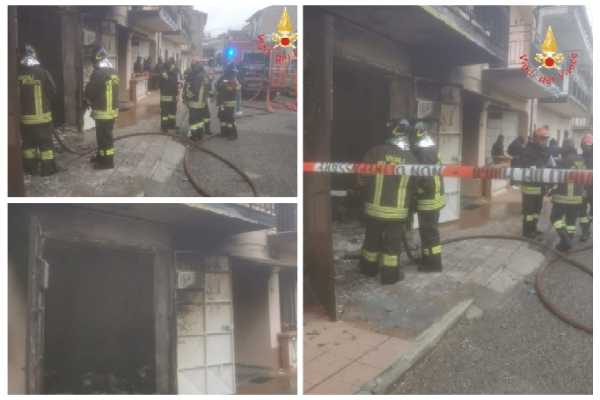 Vvf di Cosenza, Castrovillari e Rende Salvano due persone da incendio a Spezzano Albanese