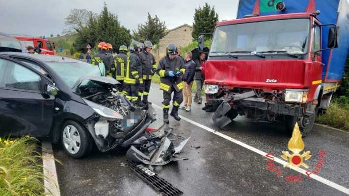 Grave incidente sulla SS106 Jonica: tre feriti e strada chiusa