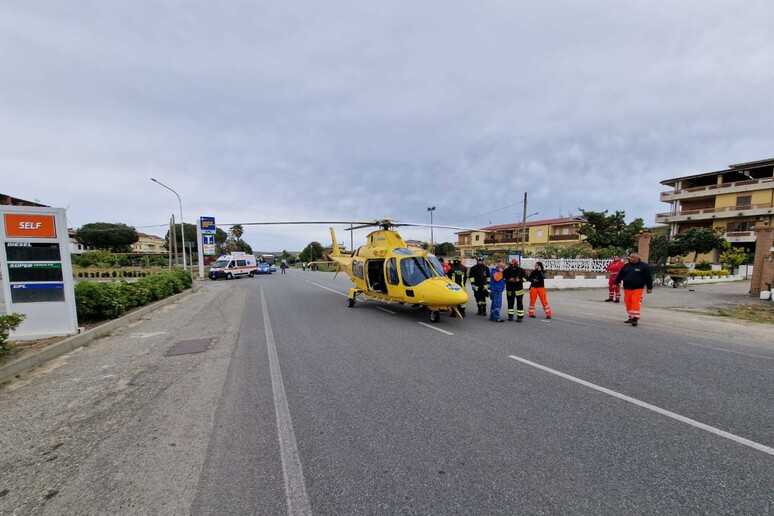 Esplosione in distributore carburanti a Crotone: due operai gravemente feriti