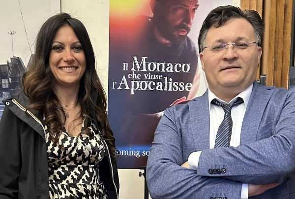 Cinecittà, Rosaria Succurro consegna al regista River la medaglia del Premio internazionale Città di Gioacchino da Fiore