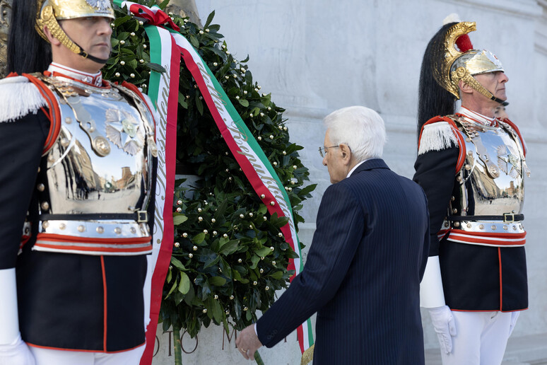 25 Aprile a Roma: Mattarella e Meloni Omaggiano il Milite Ignoto (Video)