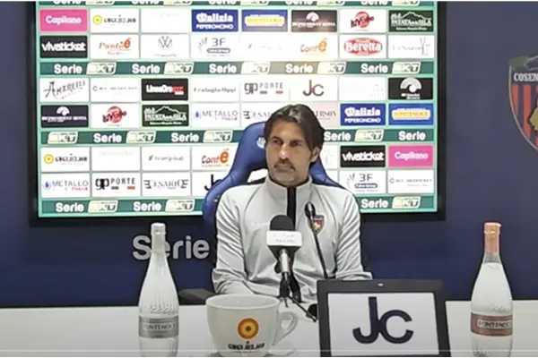 Calcio. La determinazione del Cosenza: Mister Viali rivela la strategia per affrontare il cruciale scontro con il Bari (Video)