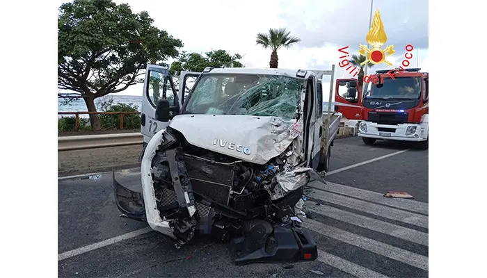 Amantea. Tre feriti nell'incidente, uno estratto dalle lamiere. Vvf e carabinieri per la sicurezza del sito