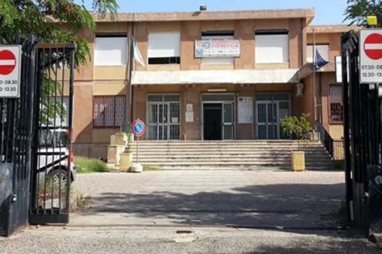 Aggressione Scolastica a Corigliano-Rossano: studente attacca professore per un voto insoddisfacente