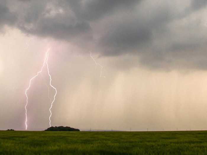 Previsioni meteo: maltempo in Italia, allerta su diverse regioni per pioggia, vento e grandine