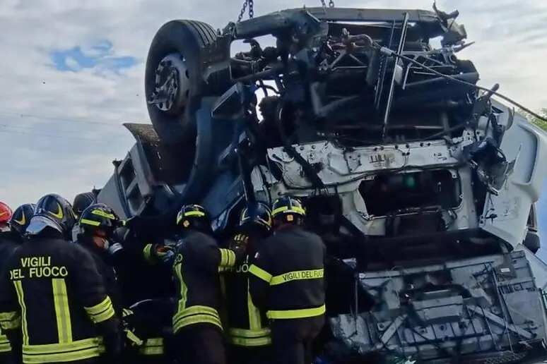 Tragedia sulla A21: Camion carico di Acido provoca morte e intossicazione