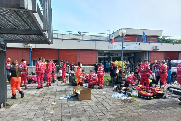 Nube dalla Piscina: 100 Studenti Intossicati a Guastalla, Reggio Emilia