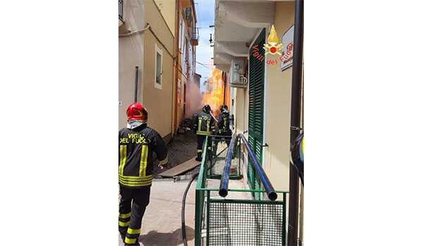 Incendio a Settingiano: Intervento delle squadre dei Vvf del Comando di Catanzaro