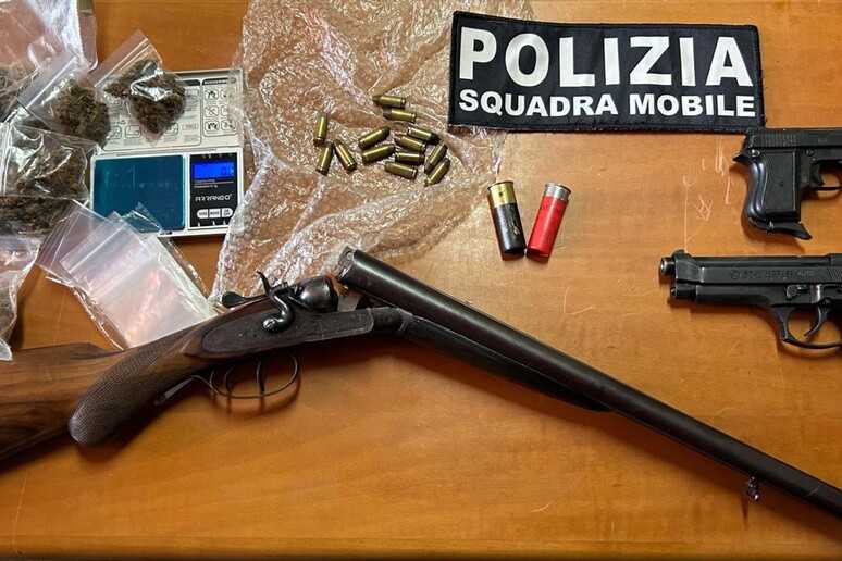 Arrestato a Stefanaconi: nascondeva fucile, munizioni e marijuana in un casolare