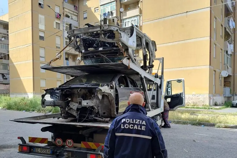 Catanzaro: La Polizia Locale rimuove 16 auto e una moto abbandonate