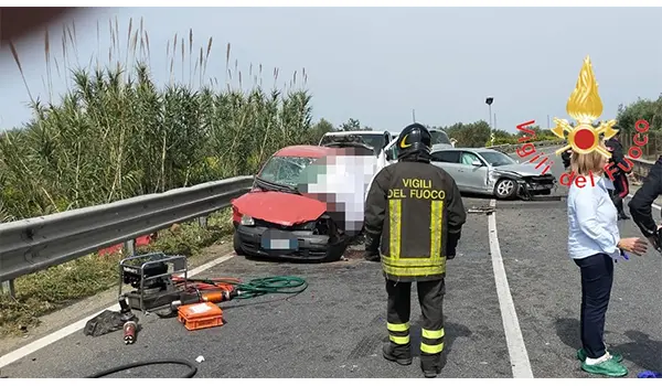 Tragedia sulla SS106: incidente mortale a Zolfara - Bilancio: un morto e tre feriti gravi, di cui una bambina