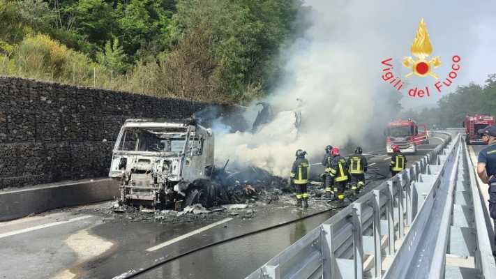 Intervento dei Vvf a Lamezia Terme per Incendio Autoarticolato sull'A2