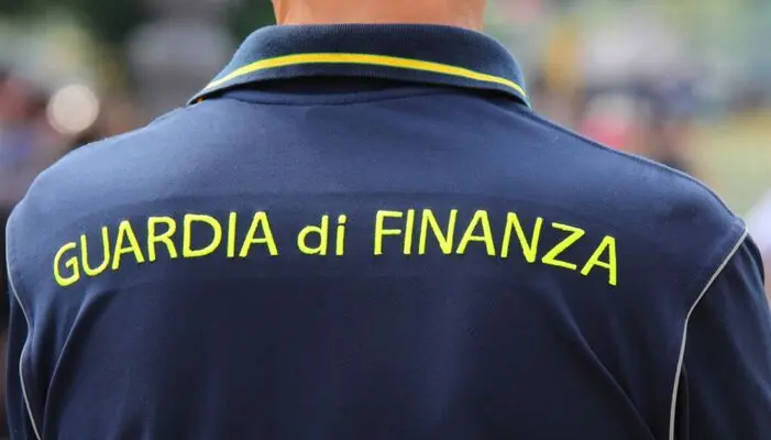 Prodotti non sicuri e dannosi, Finanza sequestra 63mila articoli