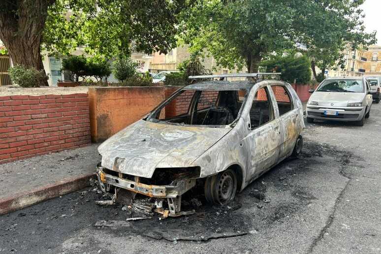Incendio doloso distrugge auto e furgone di consigliere comunale ad Amantea